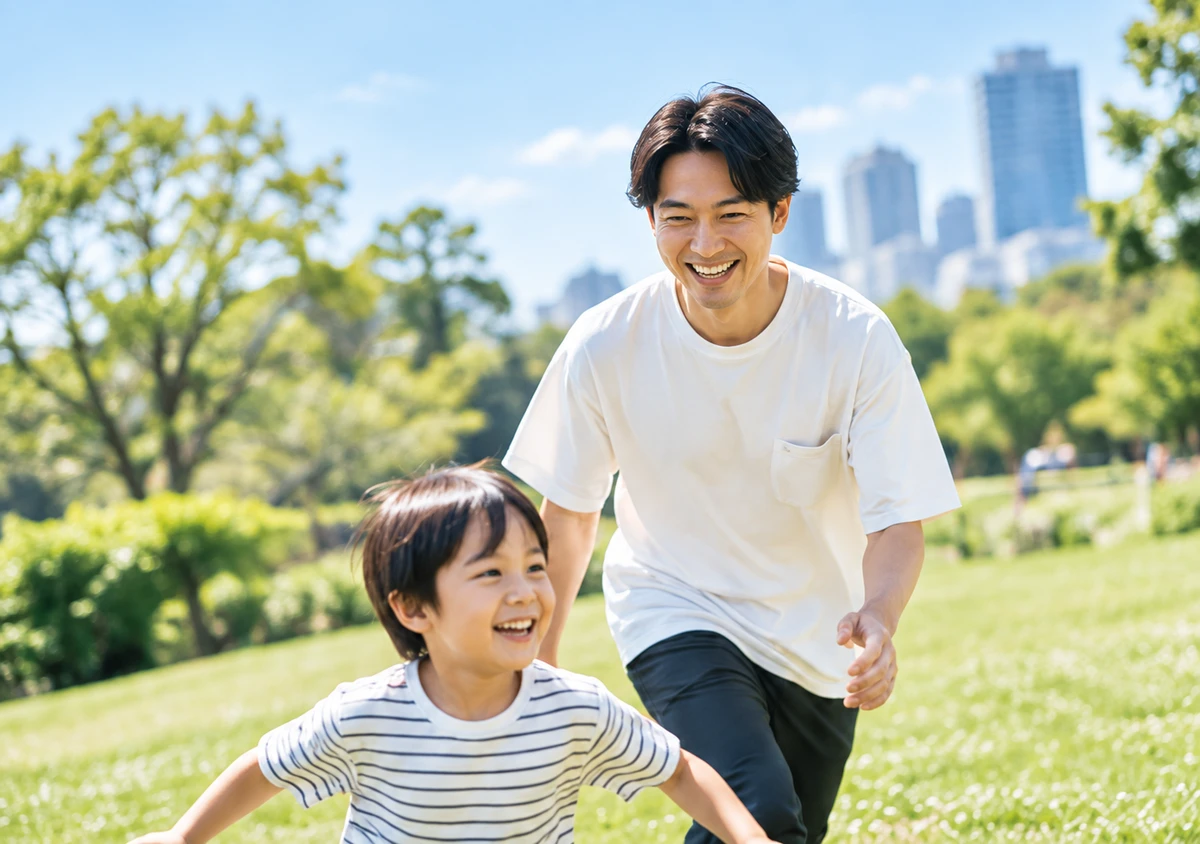 青空と緑の公園で笑顔で走る子どもと父親