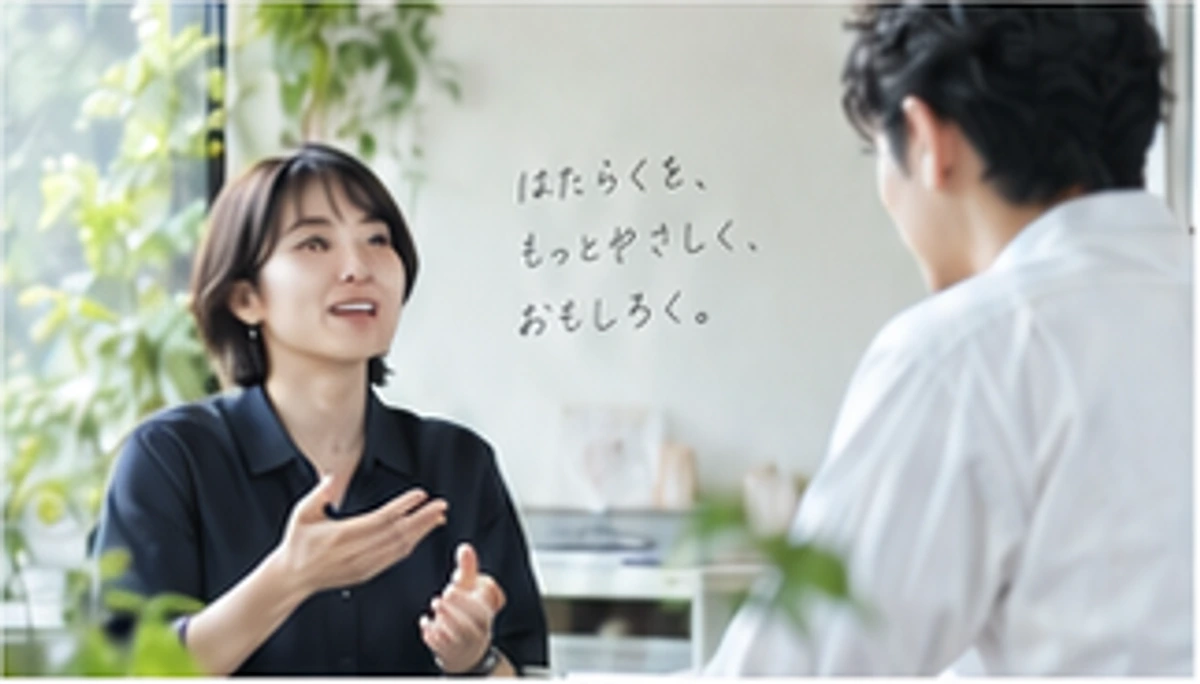 笑顔で対話するビジネスパーソン