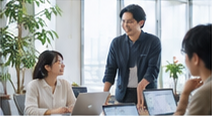 オフィスで活発に意見を交わし笑い合うチーム